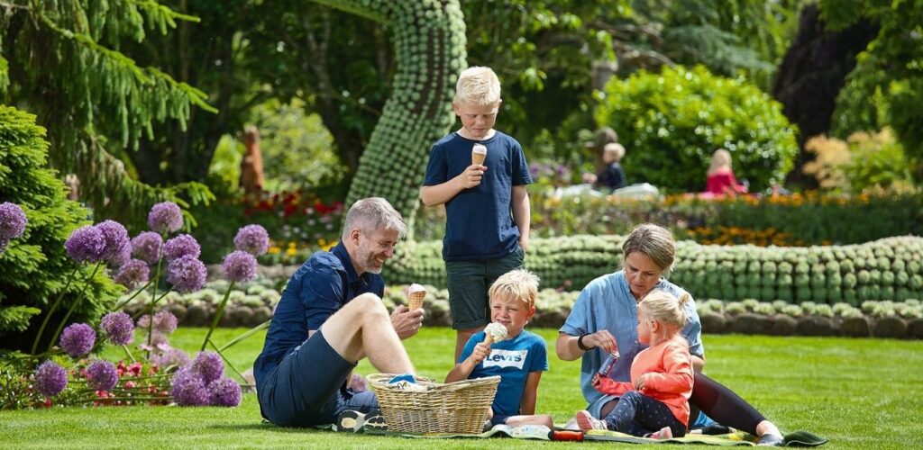 Familie spiser is sammen i Jesperhus Feriepark