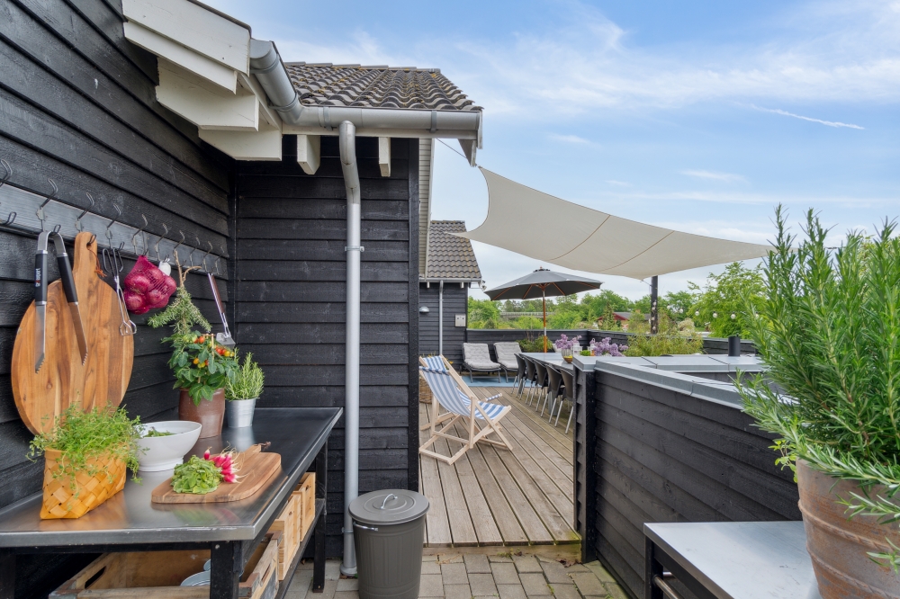 Luksushus nr. 323 har en deilig terrasse med gode hagemøbler til 16 personer.