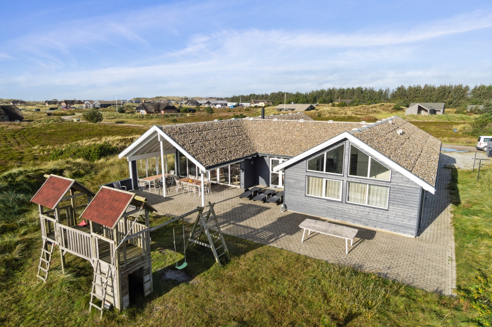 Dette lekre huset med svømmebasseng, nr. 357, med plass til 18 personer, ligger i Vestjylland