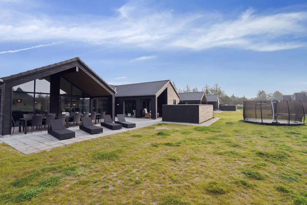 Dette lekre huset med svømmebasseng, nr. 600, med plass til 18 personer, ligger i Sydjylland