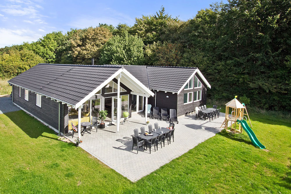 Dette lekre sommerhuset med basseng på Langeland byr på en ferieopplevelse med både avslapping og aktiviteter

