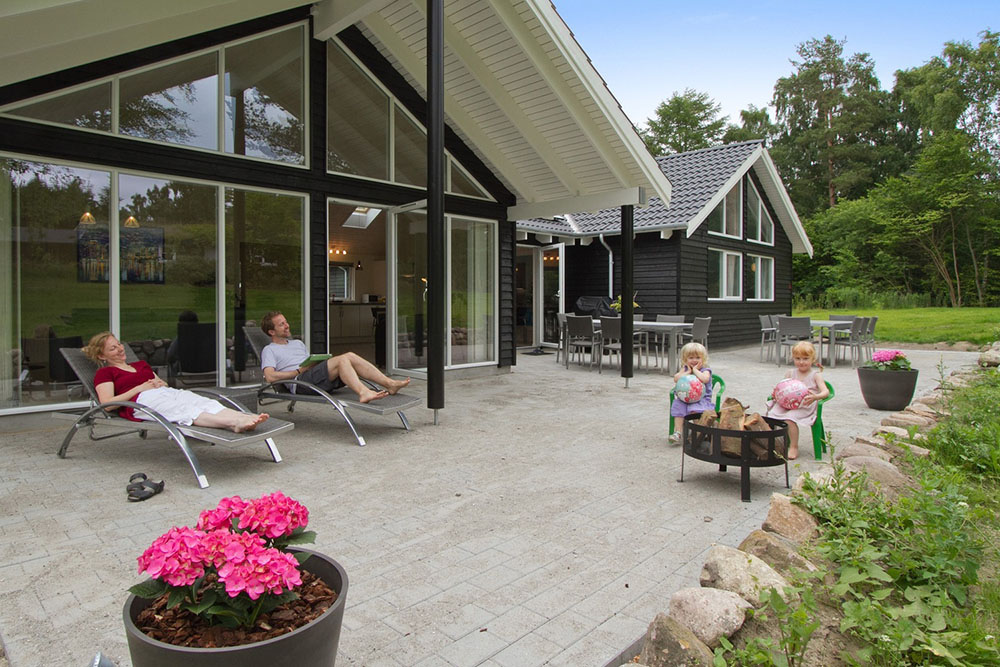 Nyt en grillkveld på terrassen i luksushus nr. 309 i Nordsjælland