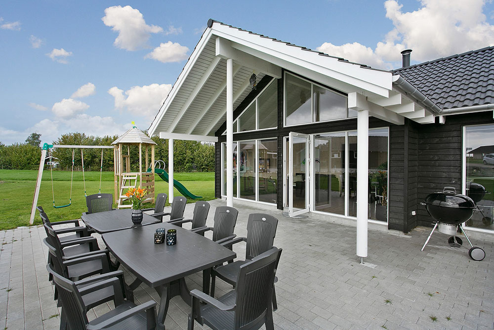 Luksushus nr. 310 har en deilig terrasse med gode hagemøbler til 16 personer.