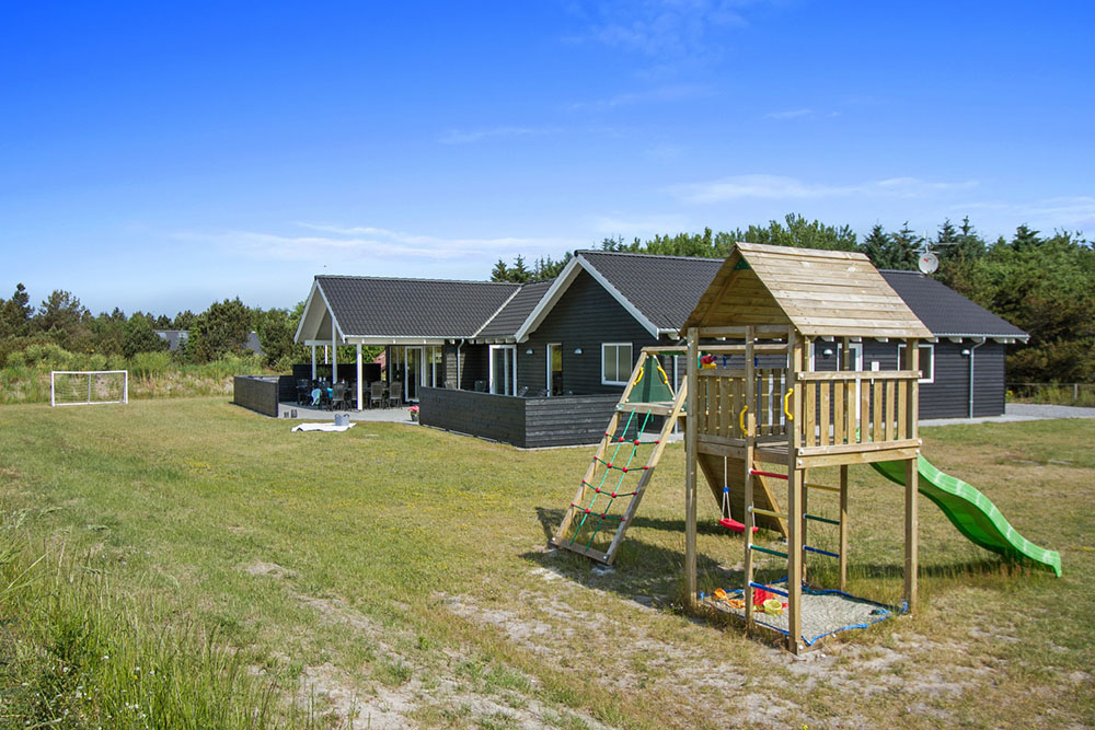 I det attraktive feriehuset nr. 311 i Vestjylland finnes det mengder av utendørsaktiviteter, som leketårn og huskestativ.