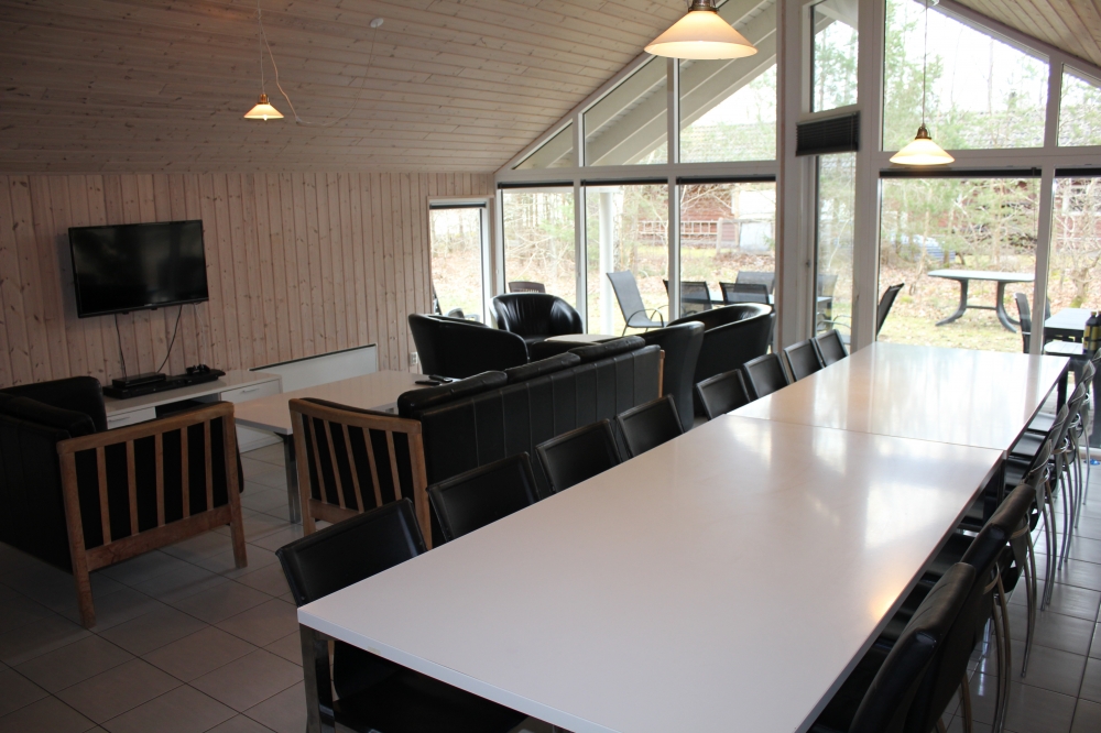 Det er plass til 16 personer i det store lyse oppholdsrommet i luksushus nr. 303.