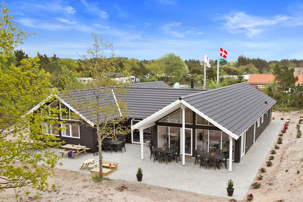 Dette praktfulle luksussommerhuset ligger i nærheten av feriebyen Henne, som er kjent for sin fantastiske sandstrand og spennende butikker
