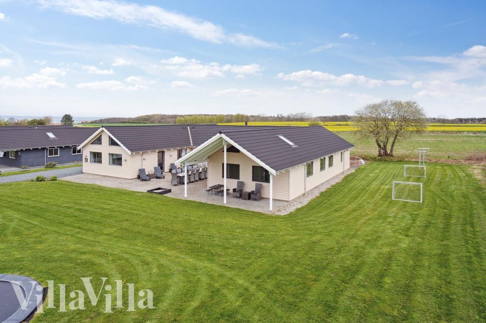 Dette lekre huset med svømmebasseng, nr. 318, med plass til 22 personer, ligger i Fyn og øyer