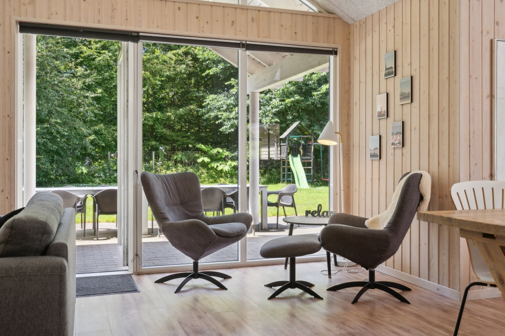Sofaen i luksushus nr. 320 i Østjylland er perfekt for å hygge seg med et brettspill eller se en film sammen.