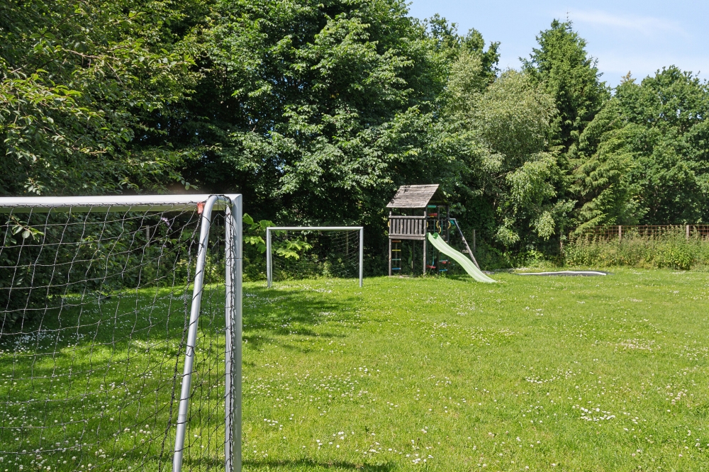 I det attraktive feriehuset nr. 320 i Østjylland finnes det mengder av utendørsaktiviteter, som leketårn og huskestativ.