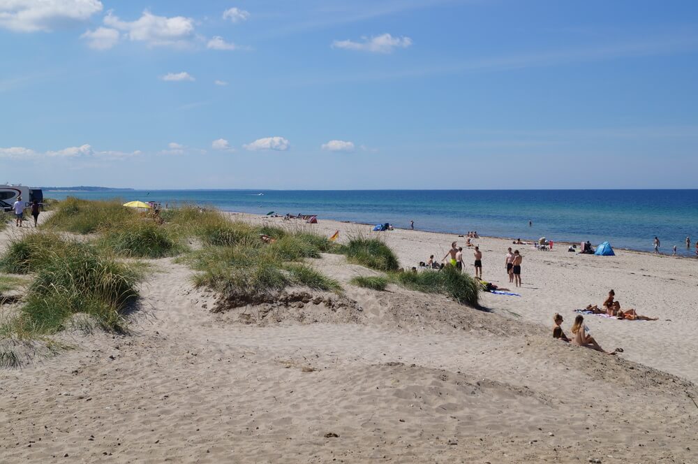 Stranden nær luksushus nr. 323 i Nordsjælland er ideell til gåturer.