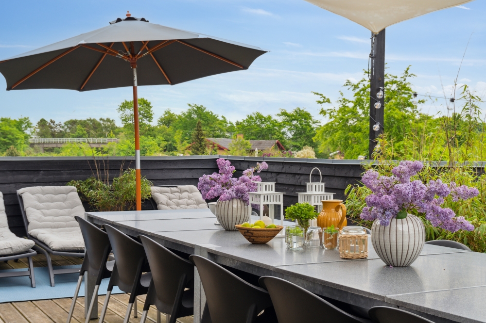 Nyt en grillkveld på terrassen i luksushus nr. 323 i Nordsjælland