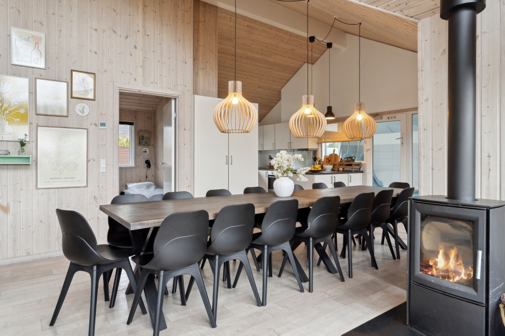 Det er plass til 16 personer i det store lyse oppholdsrommet i luksushus nr. 323.