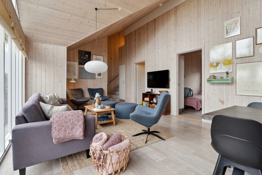 Det er god plass til hygge i feriehusets sofagruppe under oppholdet i luksushus nr. 323
