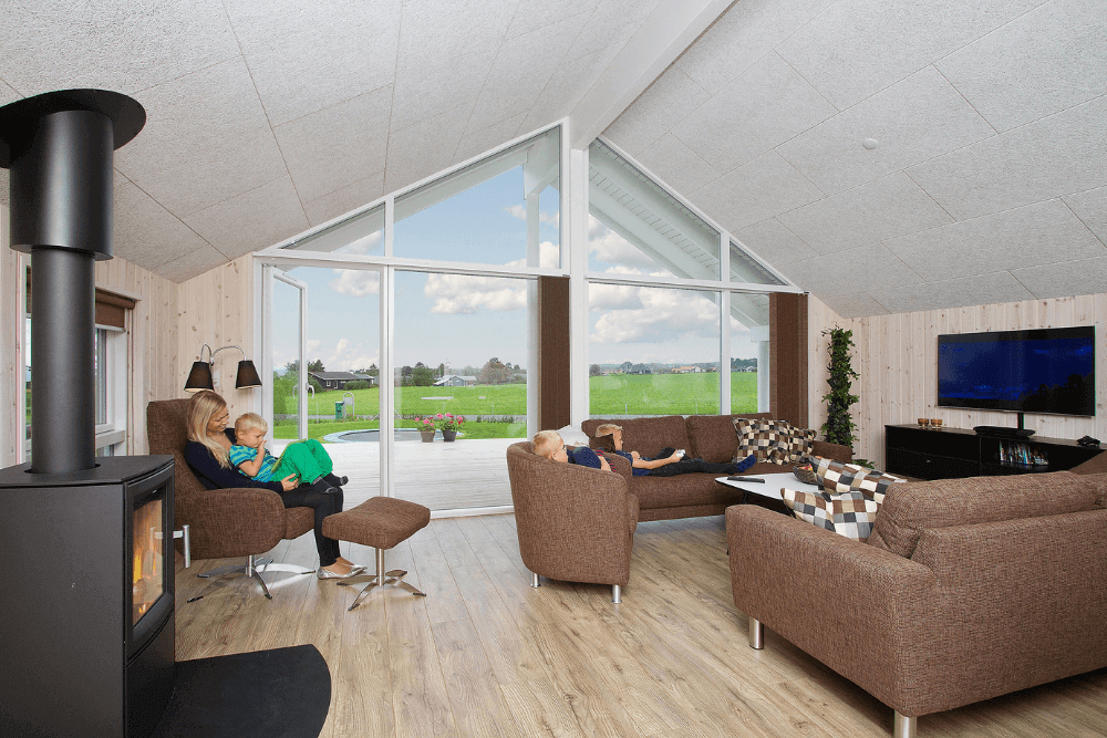 Sofaen i luksushus nr. 327 i Fyn og øyer er perfekt for å hygge seg med et brettspill eller se en film sammen.
