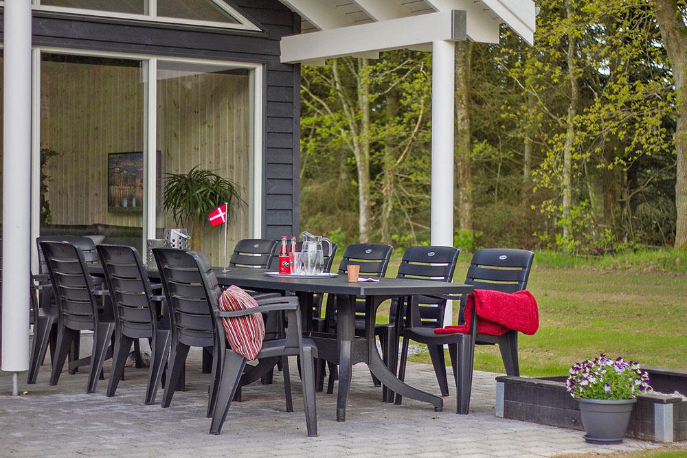 Nyt en grillkveld på terrassen i luksushus nr. 334 i Østjylland