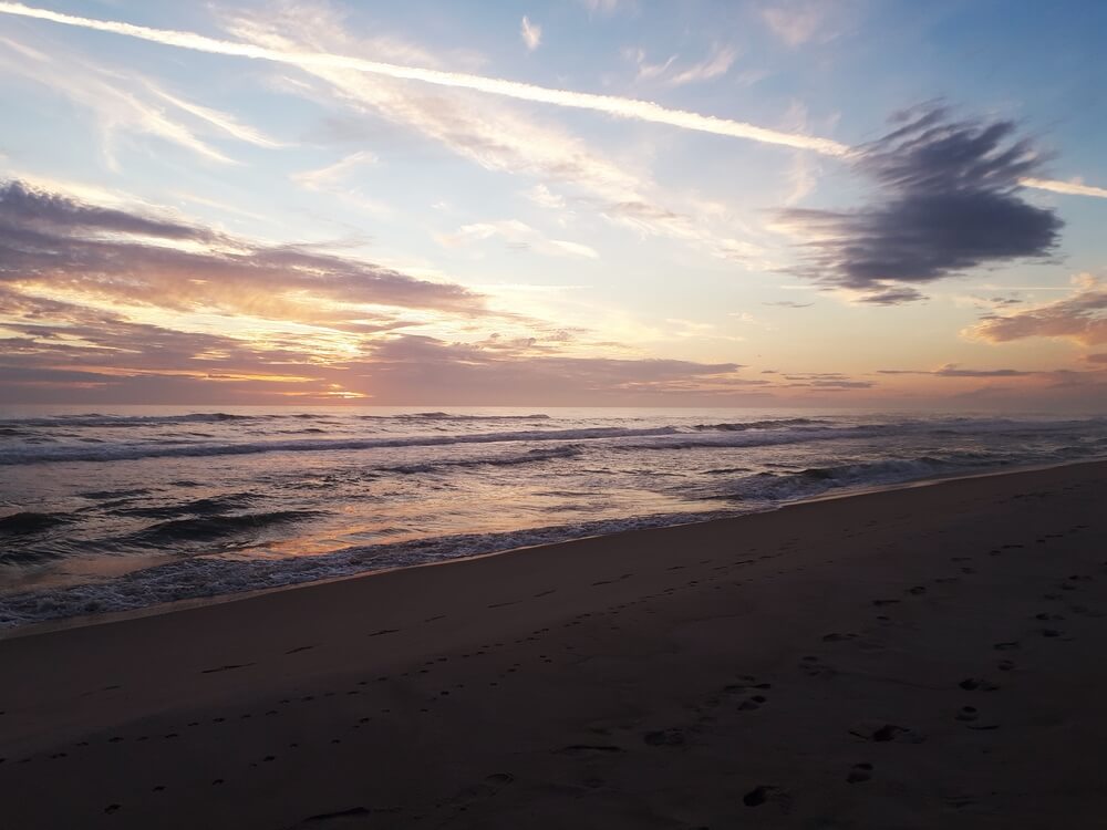 Stranden nær luksushus nr. 332 i Vestjylland er ideell til gåturer.