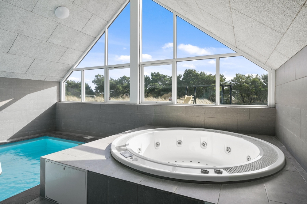 Nyt varmen i boblebadet i luksushus nr. 332 i Vestjylland
