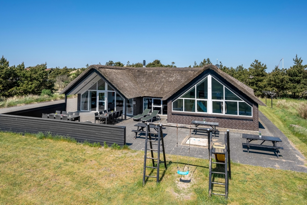Dette lekre huset med svømmebasseng, nr. 332, med plass til 20 personer, ligger i Vestjylland