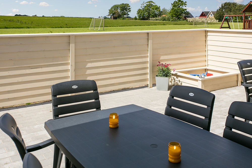 Luksushus nr. 336 har en deilig terrasse med gode hagemøbler til 14 personer.