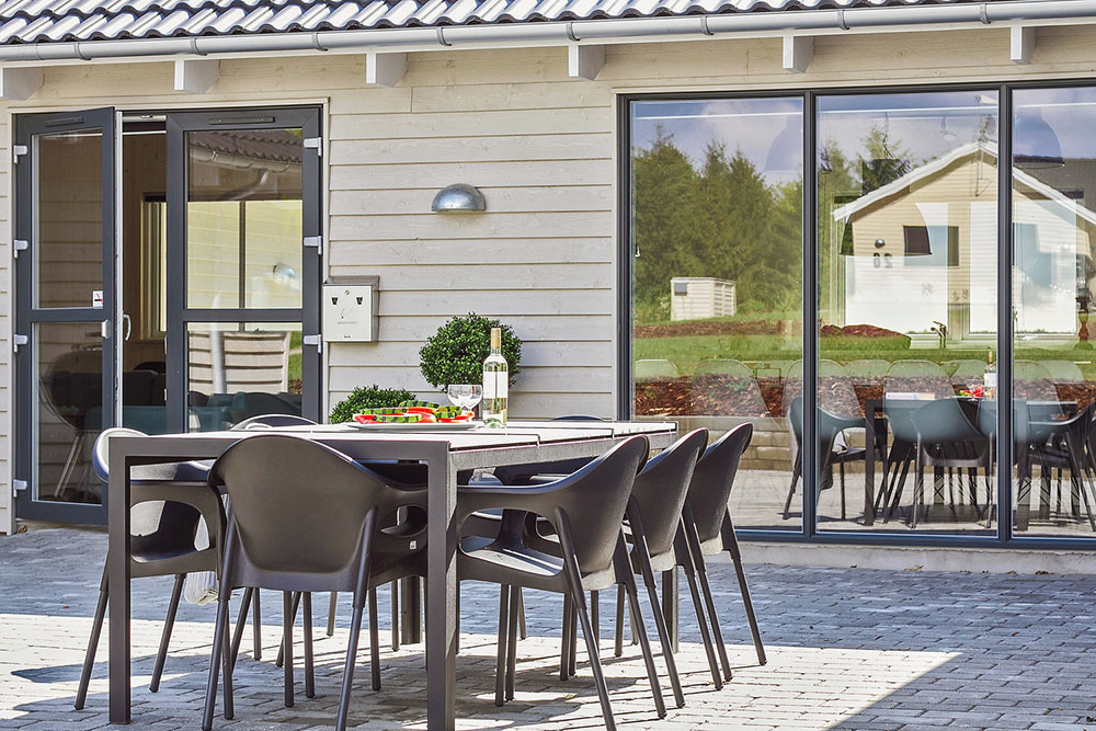Luksushus nr. 335 har en deilig terrasse med gode hagemøbler til 24 personer.