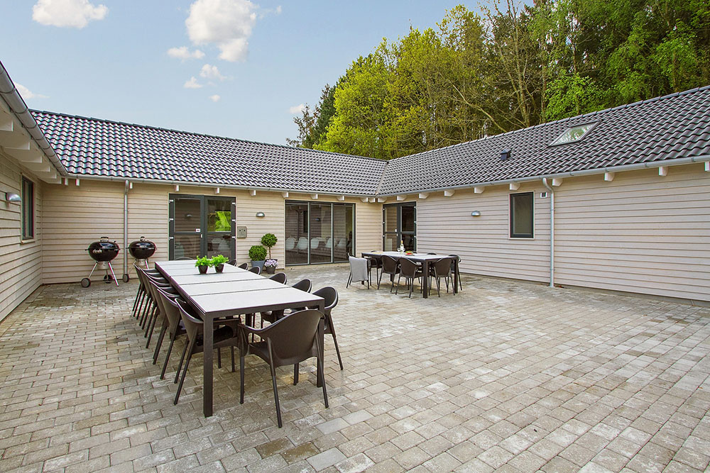 Nyt en grillkveld på terrassen i luksushus nr. 335 i Østjylland