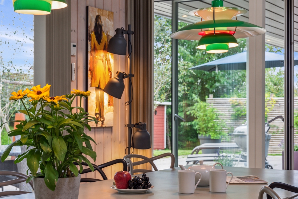 Det er plass til 16 personer i det store lyse oppholdsrommet i luksushus nr. 339.