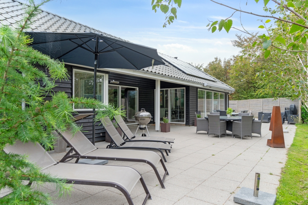 Nyt en grillkveld på terrassen i luksushus nr. 339 i Nordsjælland