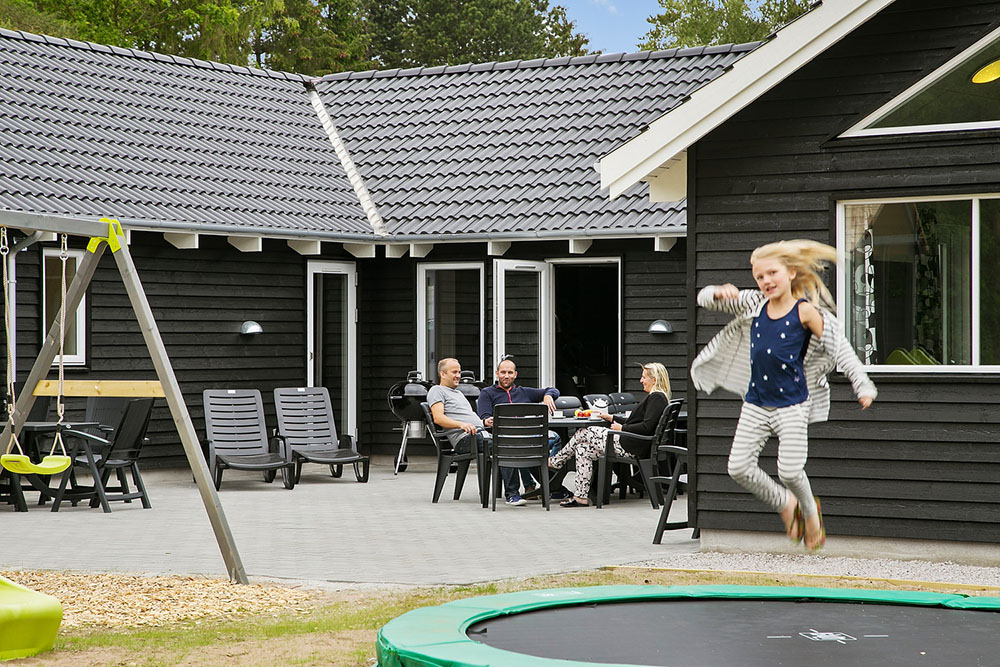 I det attraktive feriehuset nr. 346 i Nordsjælland finnes det mengder av utendørsaktiviteter, som leketårn og huskestativ.