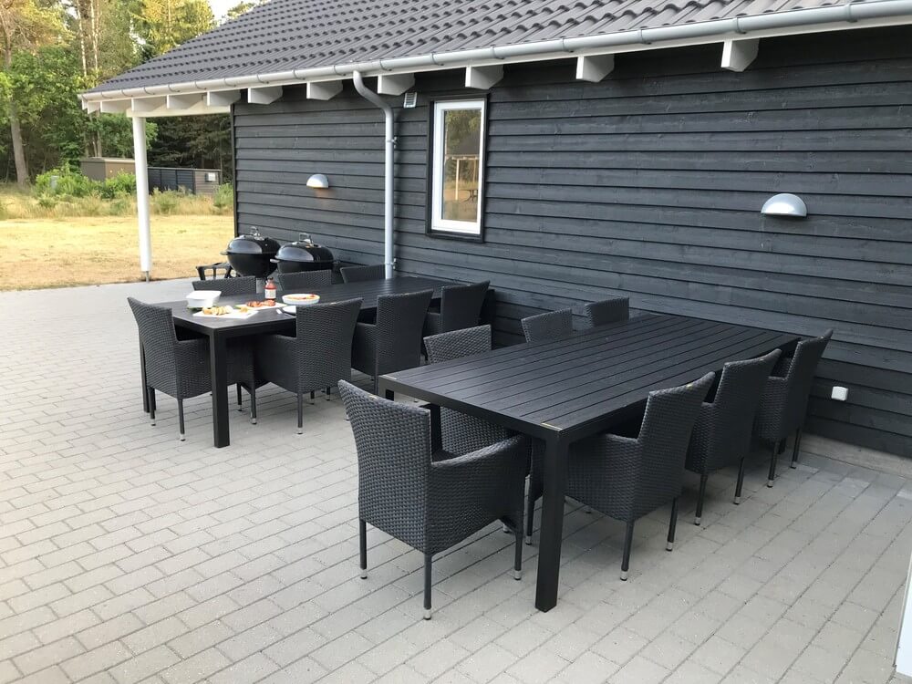 På terrassen i feriehus nr. 346 er det plass til 22 personer.