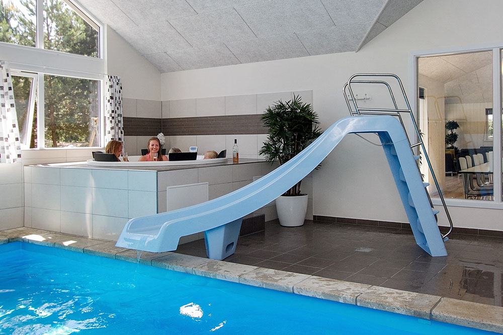 Nyt varmen i boblebadet i luksushus nr. 347 i Bornholm