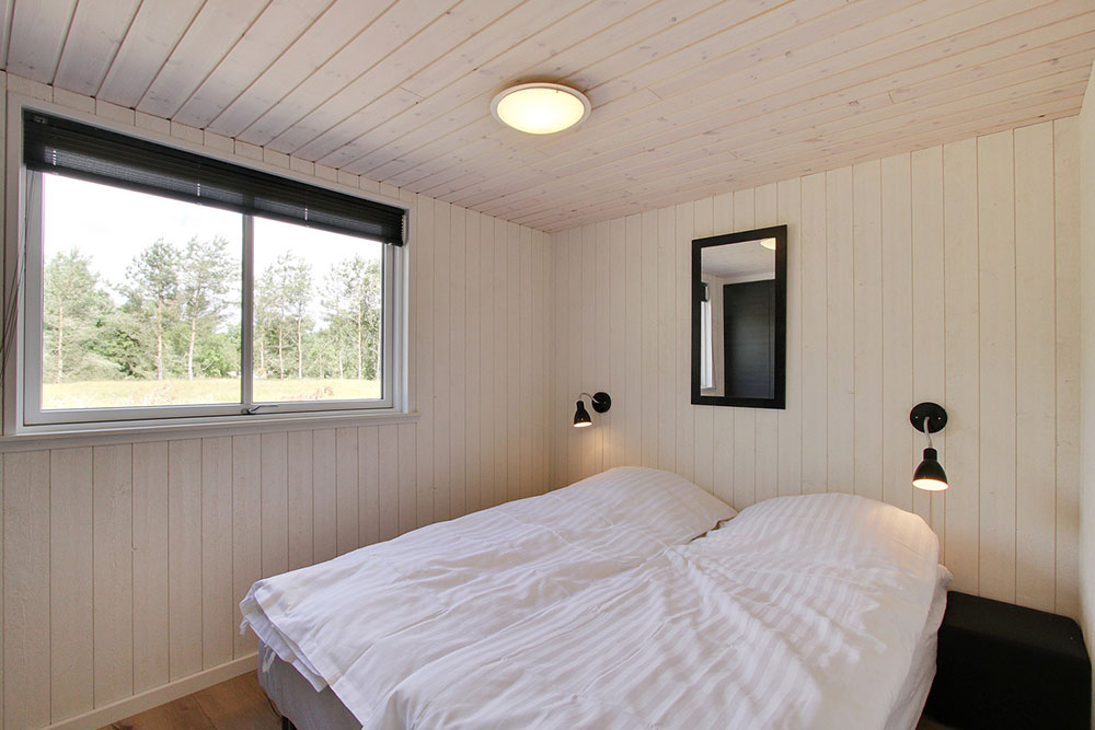 Et av de 7 soverommene i luksushus nr. 347 i Bornholm.