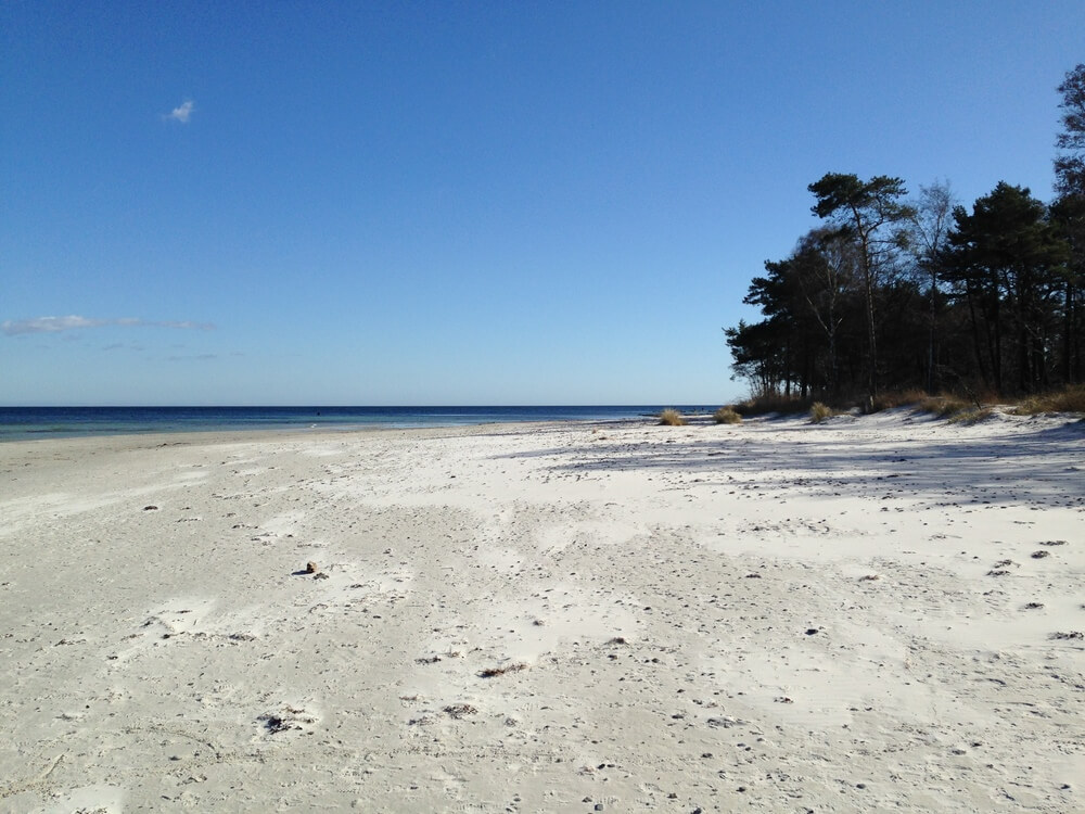 Stranden nær luksushus nr. 347 i Bornholm er ideell til gåturer.
