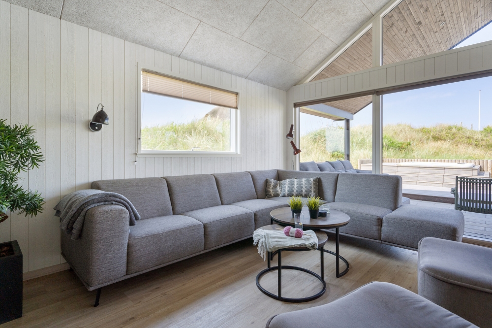 Sofaen i luksushus nr. 348 i Vestjylland er perfekt for å hygge seg med et brettspill eller se en film sammen.