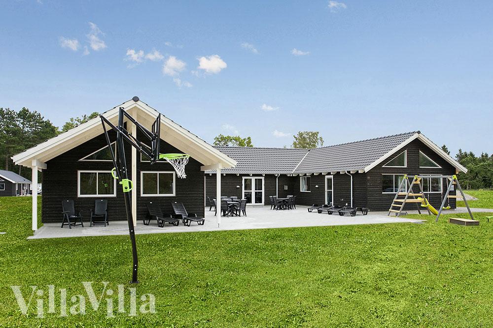 Dette store sommerhuset med svømmebasseng ligger ved sjarmerende Asserbo, mellom Tisvildeleje og Liseleje.