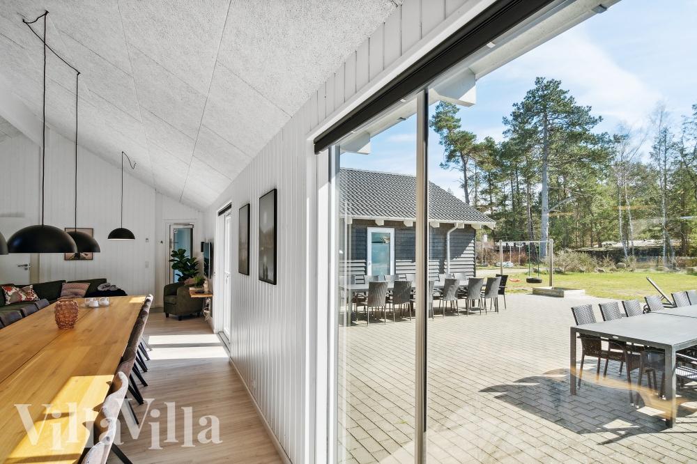 Det er plass til 24 personer i det store lyse oppholdsrommet i luksushus nr. 350.