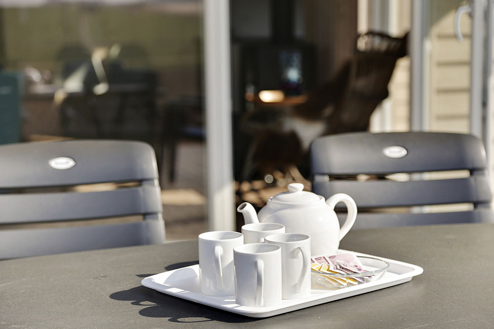 Nyt en grillkveld på terrassen i luksushus nr. 349 i Lolland/Falster/Møn