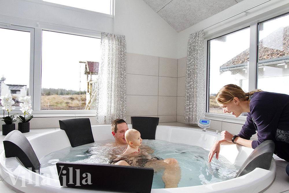 Nyt varmen i boblebadet i luksushus nr. 357 i Vestjylland