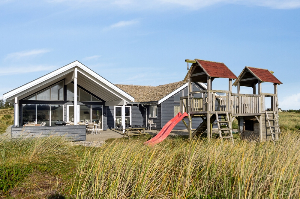 Nyt en grillkveld på terrassen i luksushus nr. 357 i Vestjylland