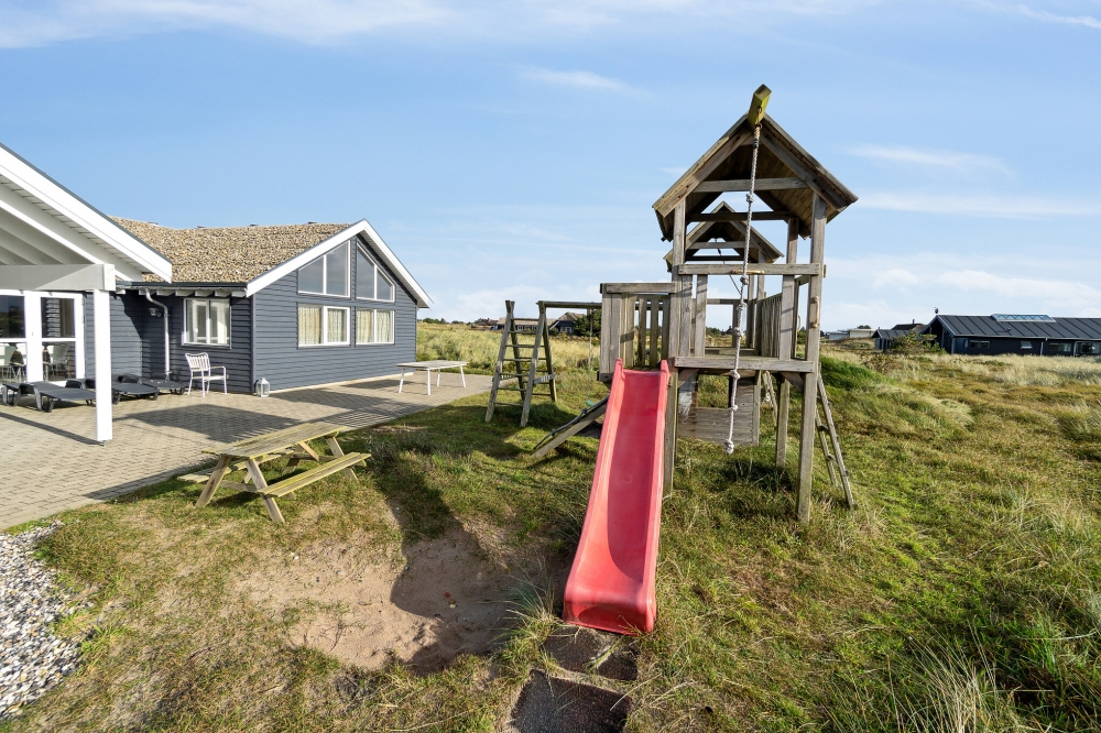 I det attraktive feriehuset nr. 357 i Vestjylland finnes det mengder av utendørsaktiviteter, som leketårn og huskestativ.