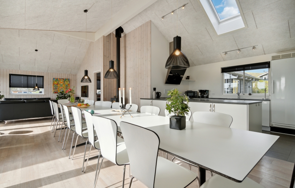 Det er plass til 20 personer i det store lyse oppholdsrommet i luksushus nr. 363.