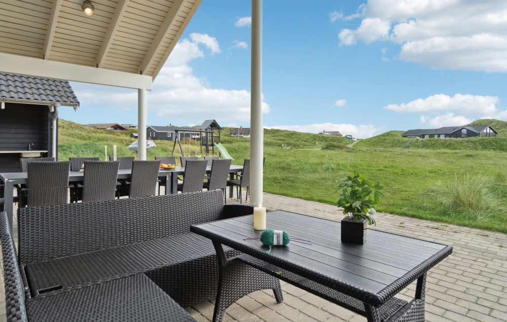 Nyt en grillkveld på terrassen i luksushus nr. 363 i Vestjylland
