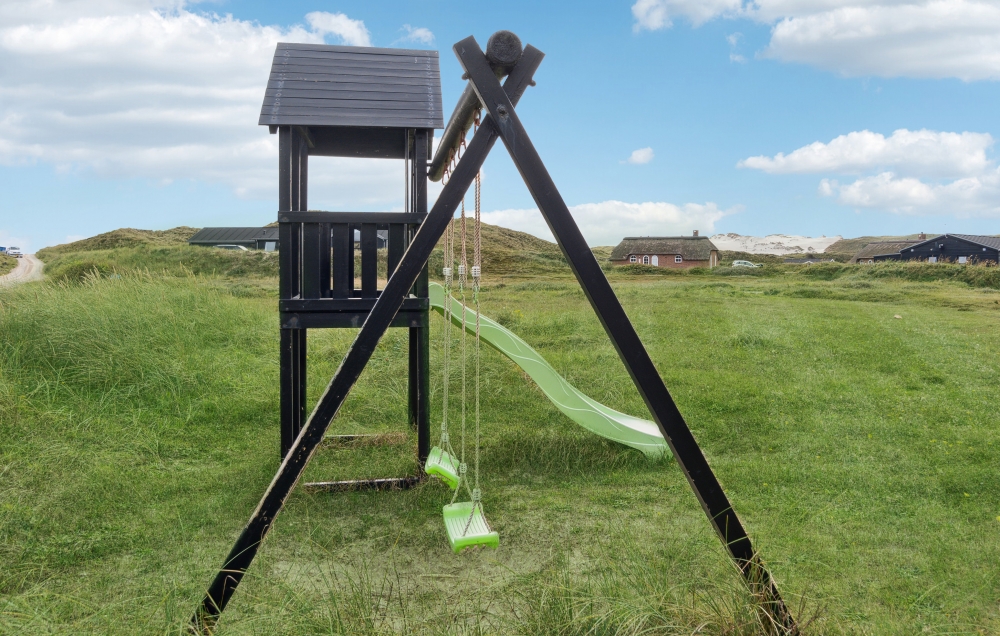 I det attraktive feriehuset nr. 363 i Vestjylland finnes det mengder av utendørsaktiviteter, som leketårn og huskestativ.
