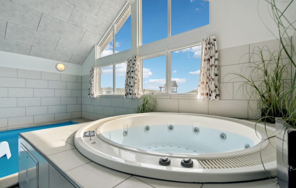 Nyt varmen i boblebadet i luksushus nr. 363 i Vestjylland