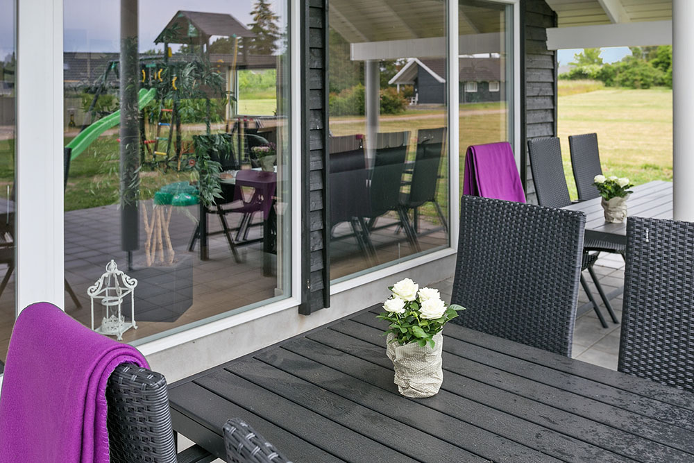 Nyt en grillkveld på terrassen i luksushus nr. 366 i Lolland/Falster/Møn