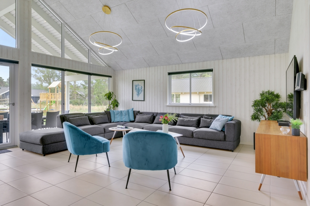 Det er god plass til hygge i feriehusets sofagruppe under oppholdet i luksushus nr. 365