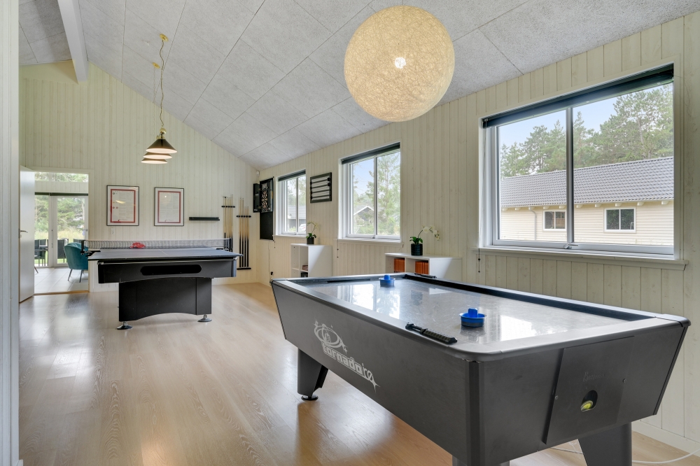 I tillegg til alle aktivitetsmulighetene i husets bassengavdeling, kan du også spille biljard, bordtennis og dart i luksushus nr. 365