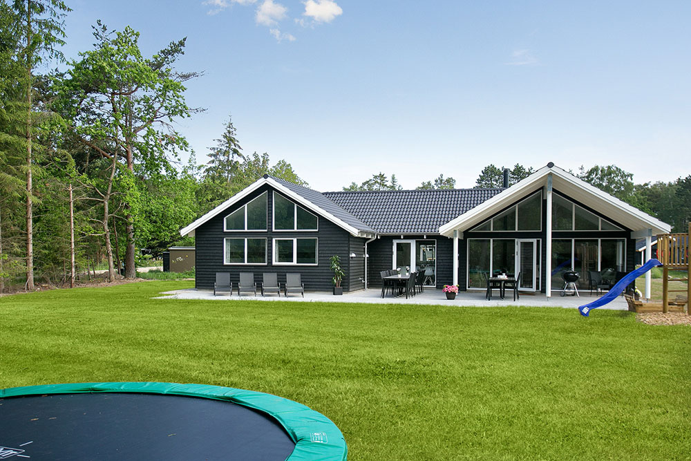 I det attraktive feriehuset nr. 367 i Nordsjælland finnes det mengder av utendørsaktiviteter, som leketårn og huskestativ.