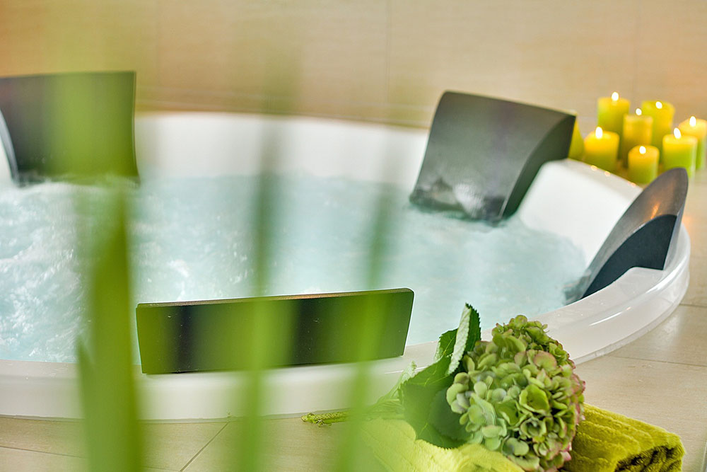 Nyt varmen i boblebadet i luksushus nr. 370 i Bornholm