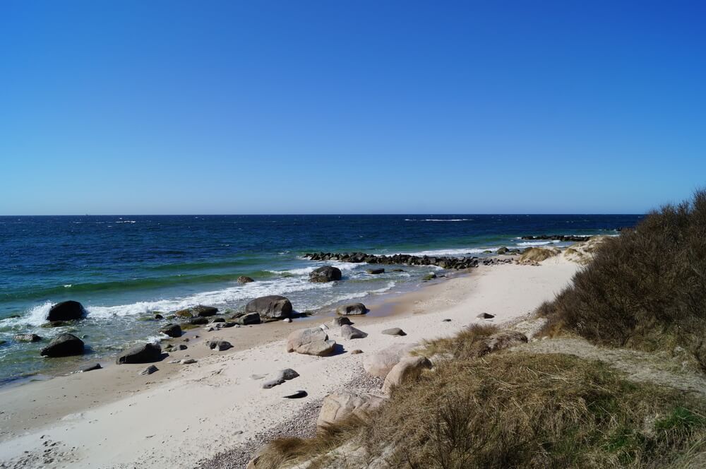 Den flotte stranden nær luksushus nr. 370 ved Bornholm.