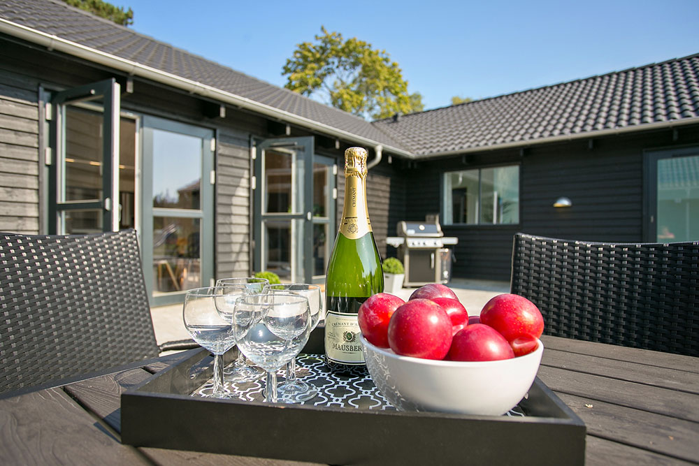Nyt en grillkveld på terrassen i luksushus nr. 369 i Nordsjælland